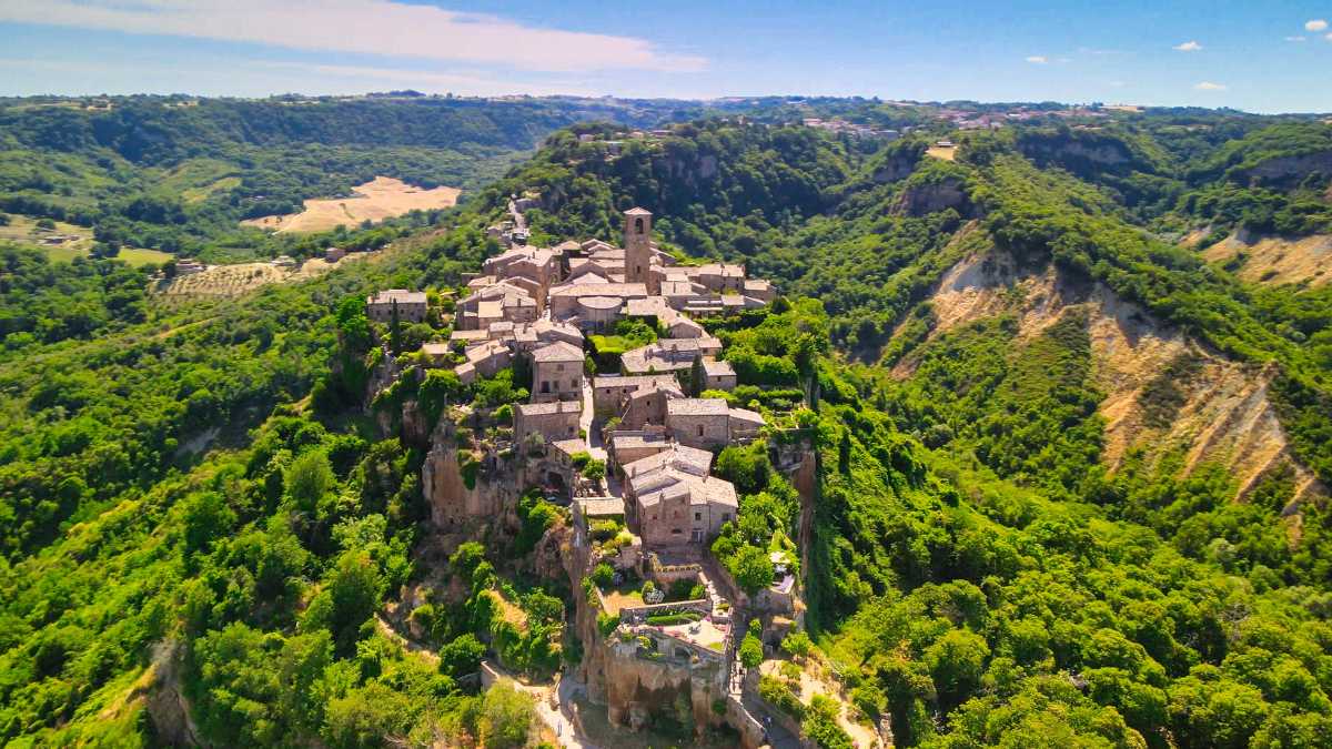 Civita di Bagnoregio: itinerari escursionistici tra calanchi e natura