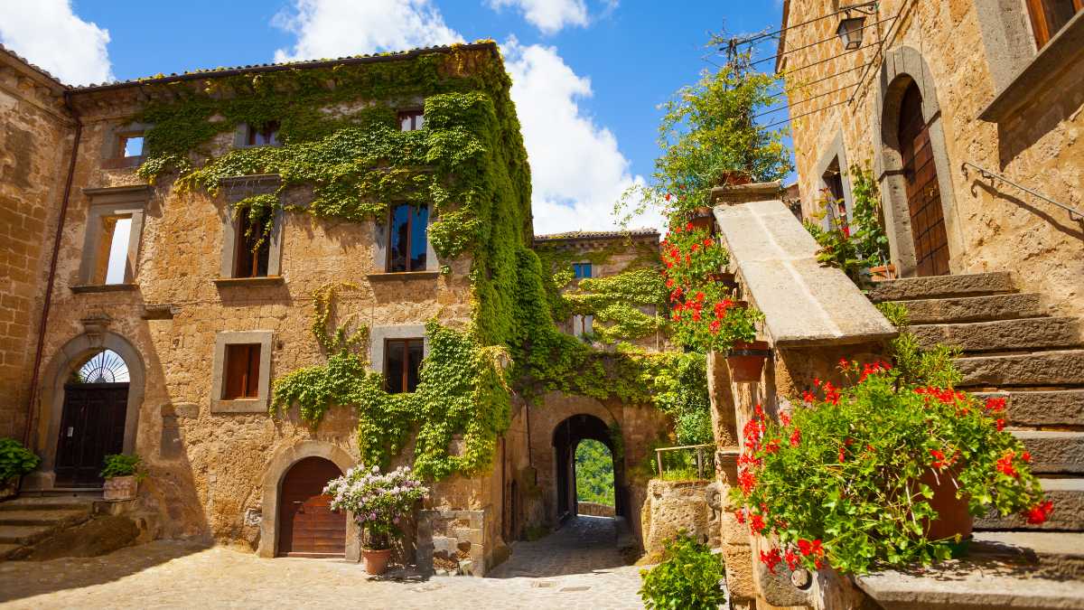 Passeggiata tra i vicoli di Civita di Bagnoregio: botteghe e artigiani